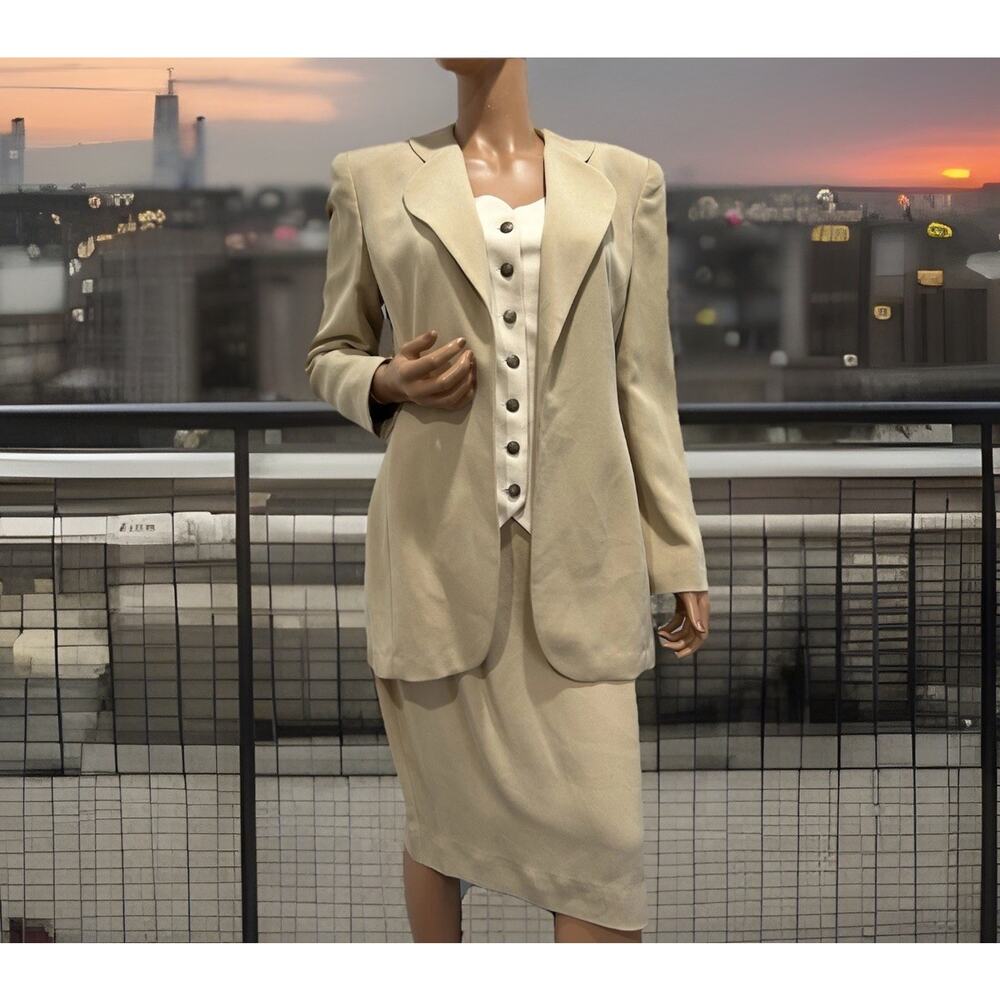 dana buchman %100 silk Skirt Suit Size 10 Baige Khaki Color